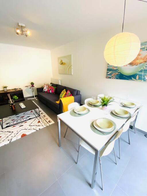 3 Bedrooms In Center With Terraces & Parking-rol1 Appartement